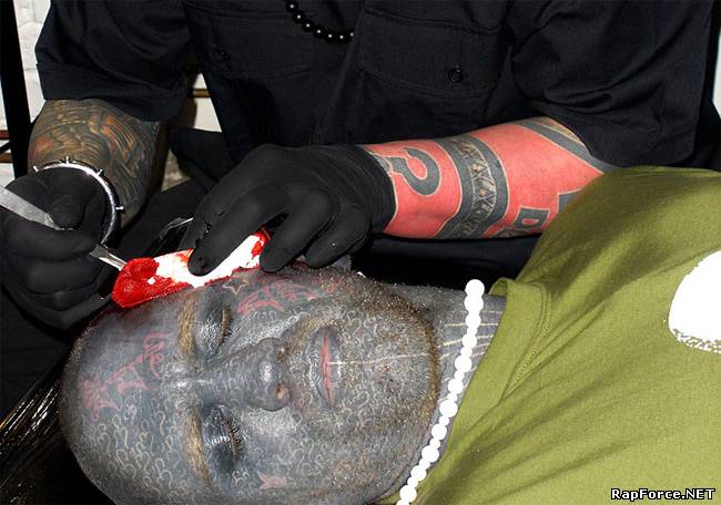 Самый татуированный человек в мире это Лаки Даймонд Рич. Как Вы